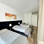 Towarowa Apartment *